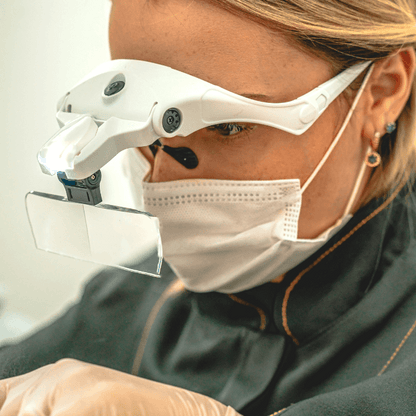 Gafas de aumento para odontología estética con iluminación de alta calidad